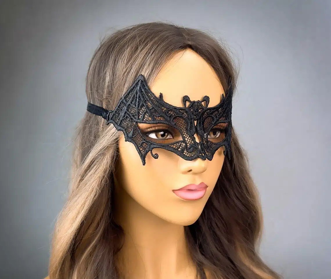 Βενετσιάνικη Υφασμάτινη Μάσκα Ματιών Νυχτερίδα με Μακραμέ, Δαντέλα και Κορδελάκια Μαύρη Βενετσιάνικη Υφασμάτινη Μάσκα Ματιών Νυχτερίδα με Μακραμέ, Δαντέλα και Κορδελάκια Μαύρη