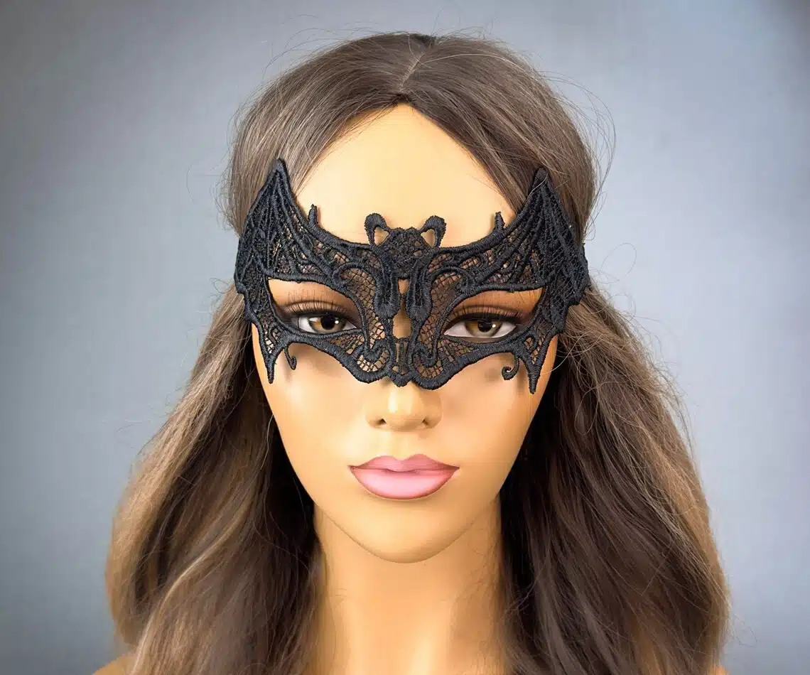 Βενετσιάνικη Υφασμάτινη Μάσκα Ματιών Νυχτερίδα με Μακραμέ, Δαντέλα και Κορδελάκια Μαύρη Βενετσιάνικη Υφασμάτινη Μάσκα Ματιών Νυχτερίδα με Μακραμέ, Δαντέλα και Κορδελάκια Μαύρη